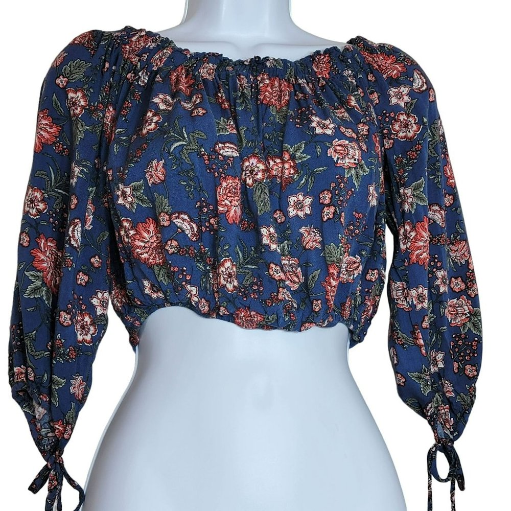 Live to be Spoiled Women's Small Blue w/Red Florall Print Crop Top EUC